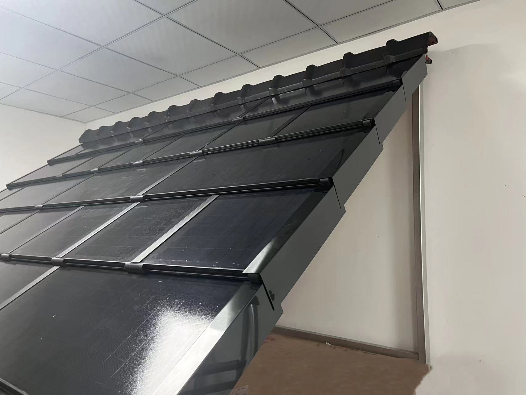 最高の太陽光発電BIPVタイル屋根サンプルルーム設置
