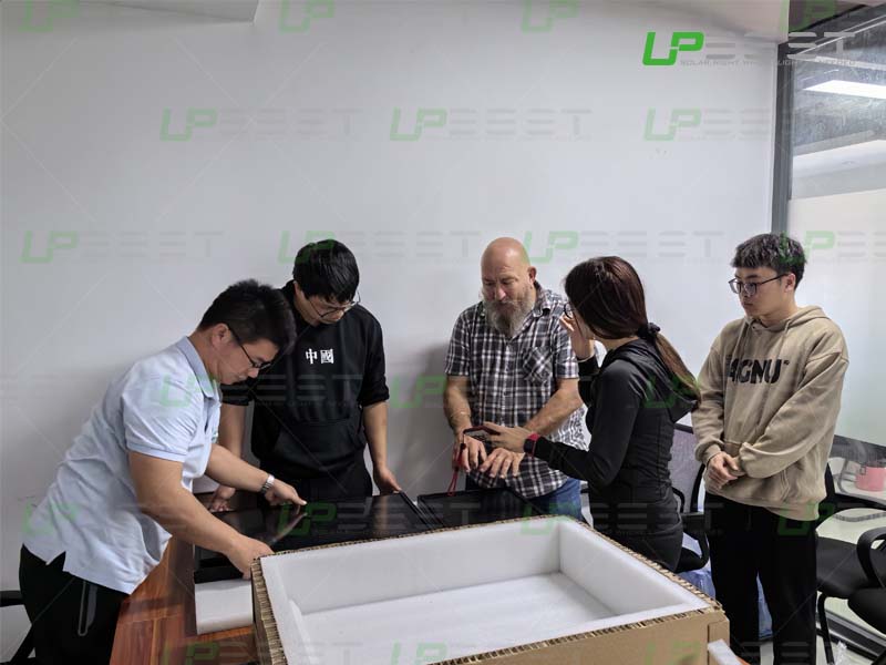 Upbest が当社の BIPV ソーラー タイル ソリューションをお客様に紹介