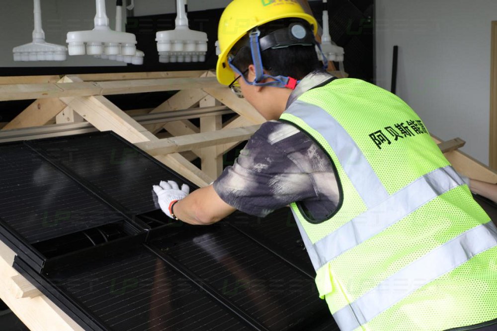 Upbest エンジニア、広範なテストを経て最先端の BIPV トレーニング サンプル ルームがほぼ完成